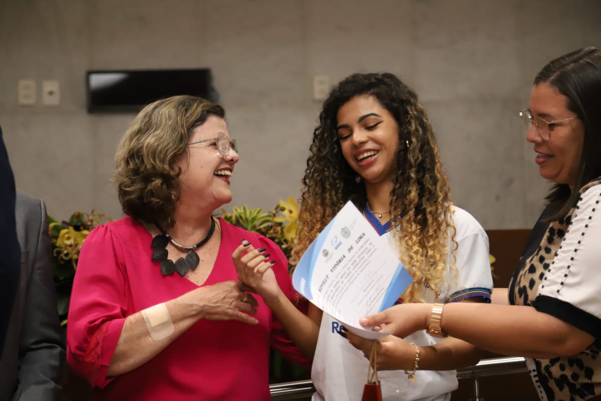 Escola Legislativa da Alepe premia estudantes