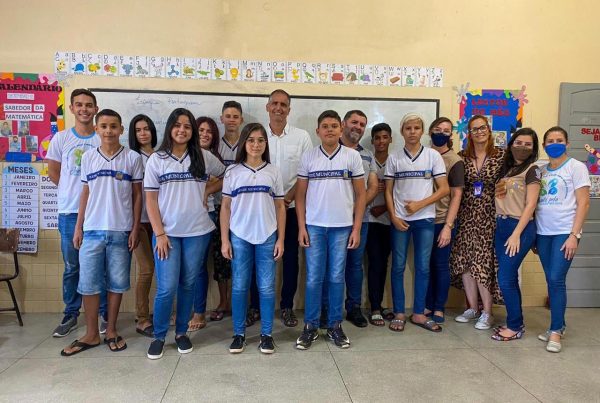 Dió entrega fardamento em escolas de Riacho das Almas