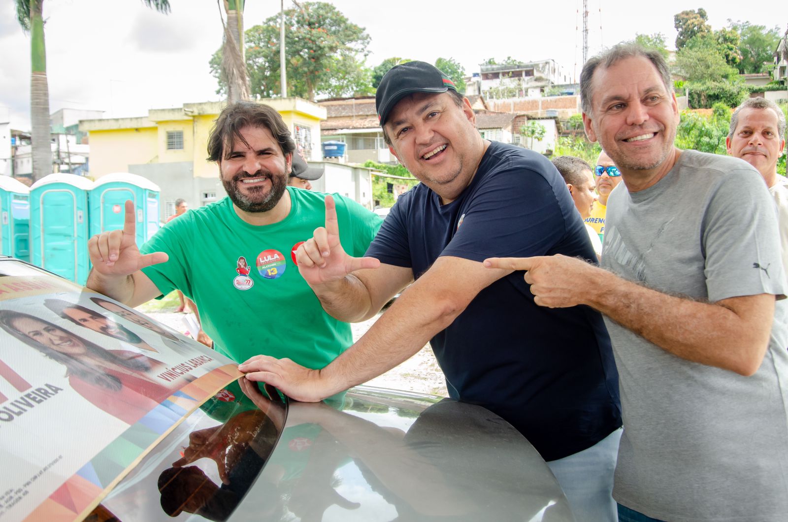 Vinícius Labanca realiza adesivaço em apoio a Marília 