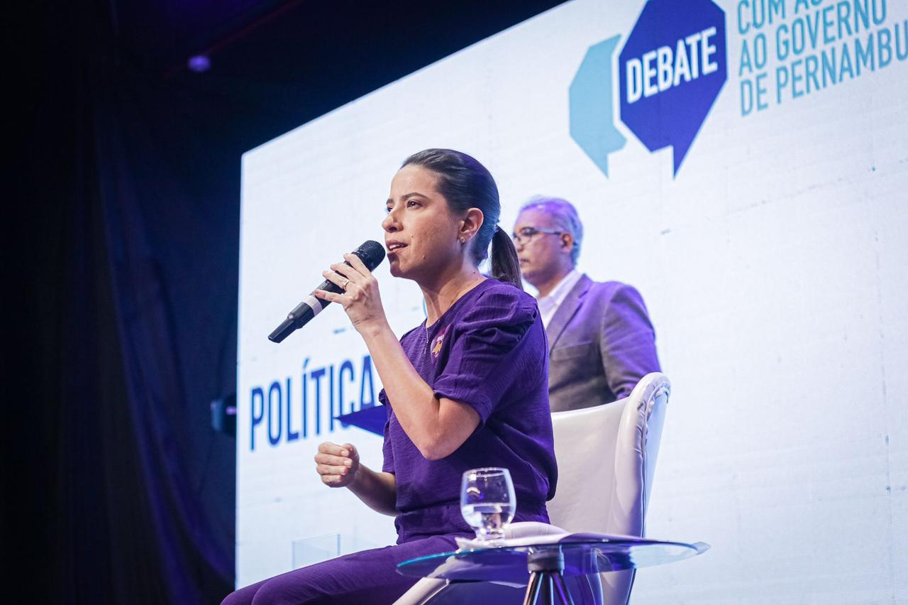 Raquel apresenta propostas em debate realizado pela Fiepe