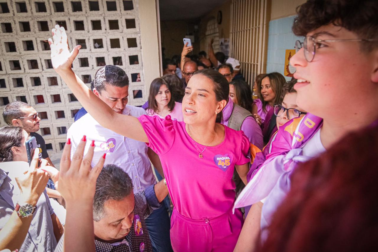 Raquel Lyra vota acompanhada de Priscila e família