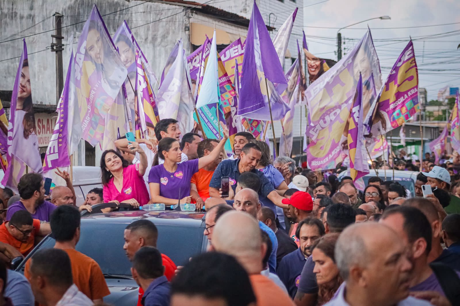 Raquel é abraçada por moradores de bairro de Olinda 