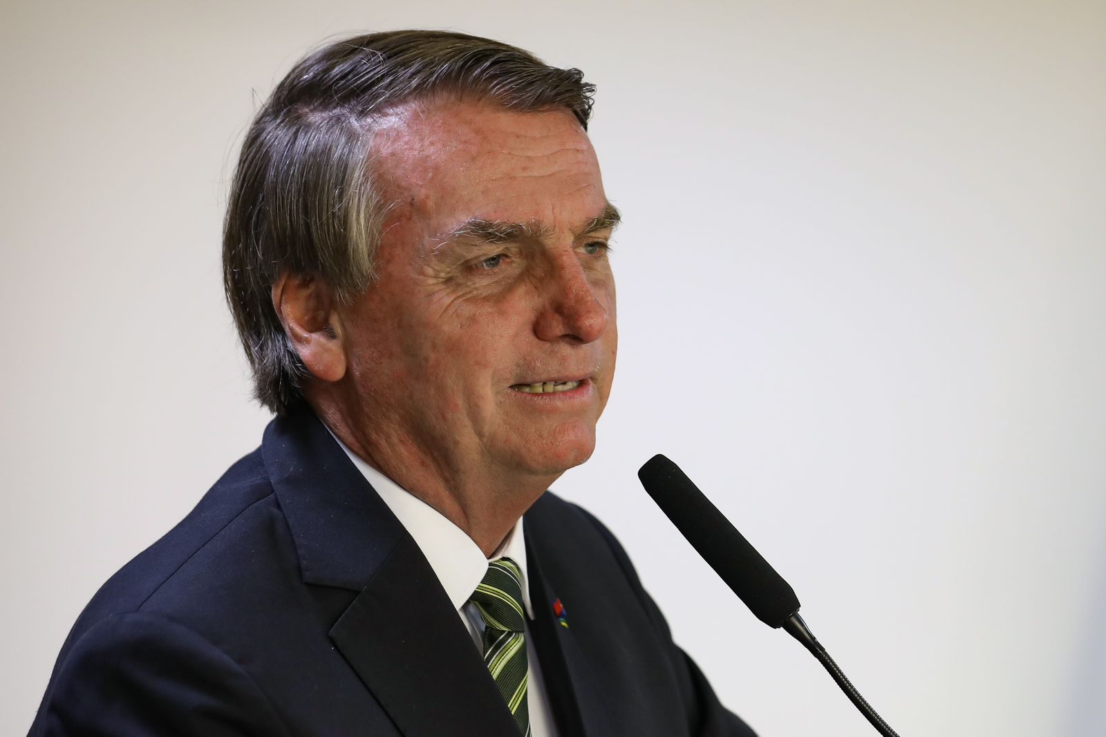 Bolsonaro sente dores abdominais e é internado 