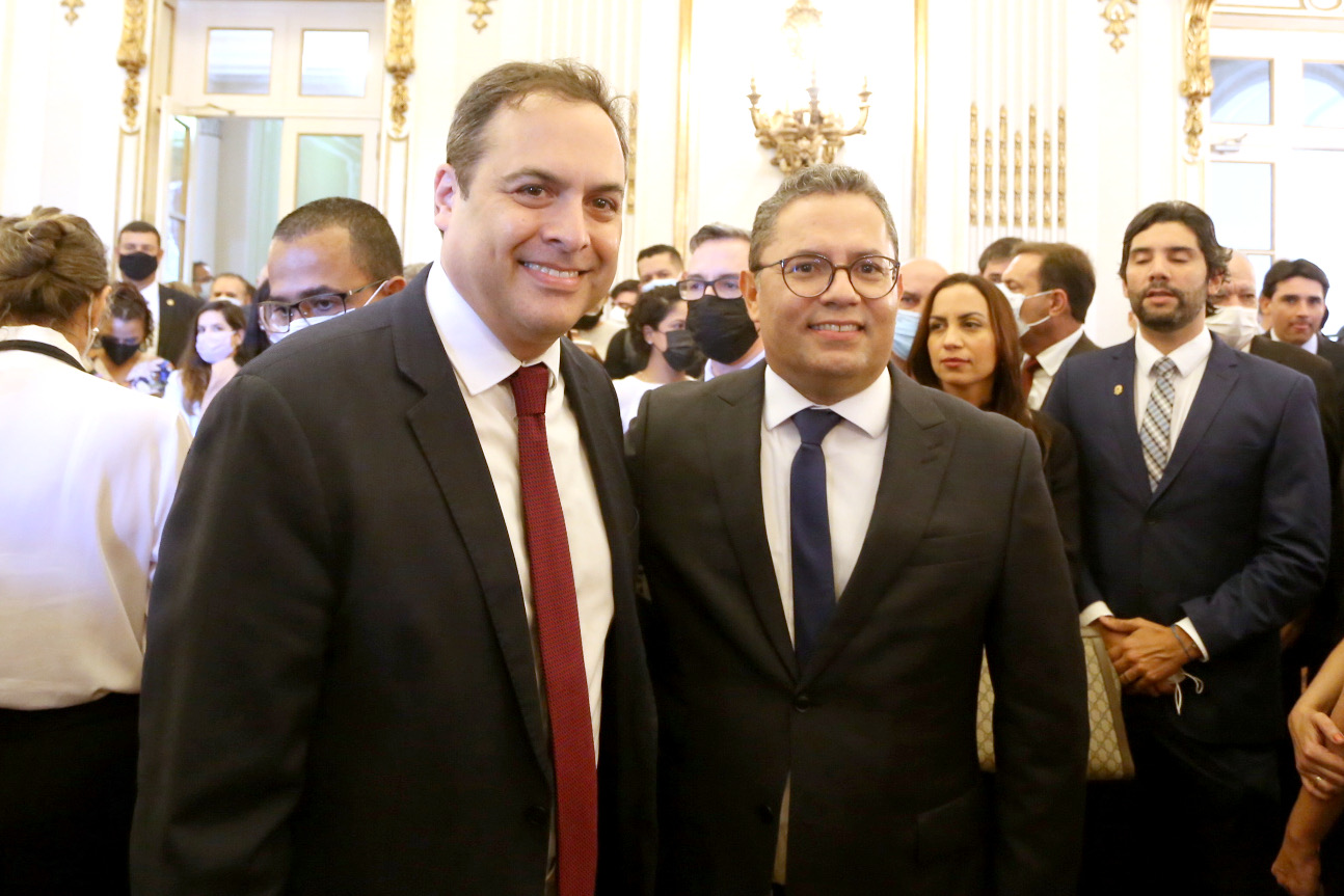 Paulo Câmara prestigia posse do novo desembargador do TJPE