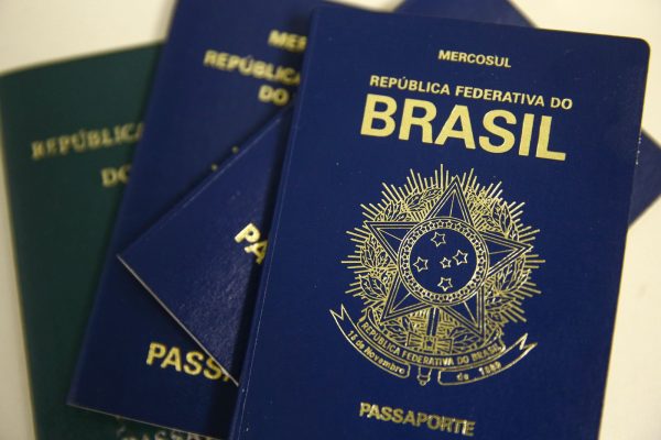 União remaneja verbas para retomar emissão de passaportes