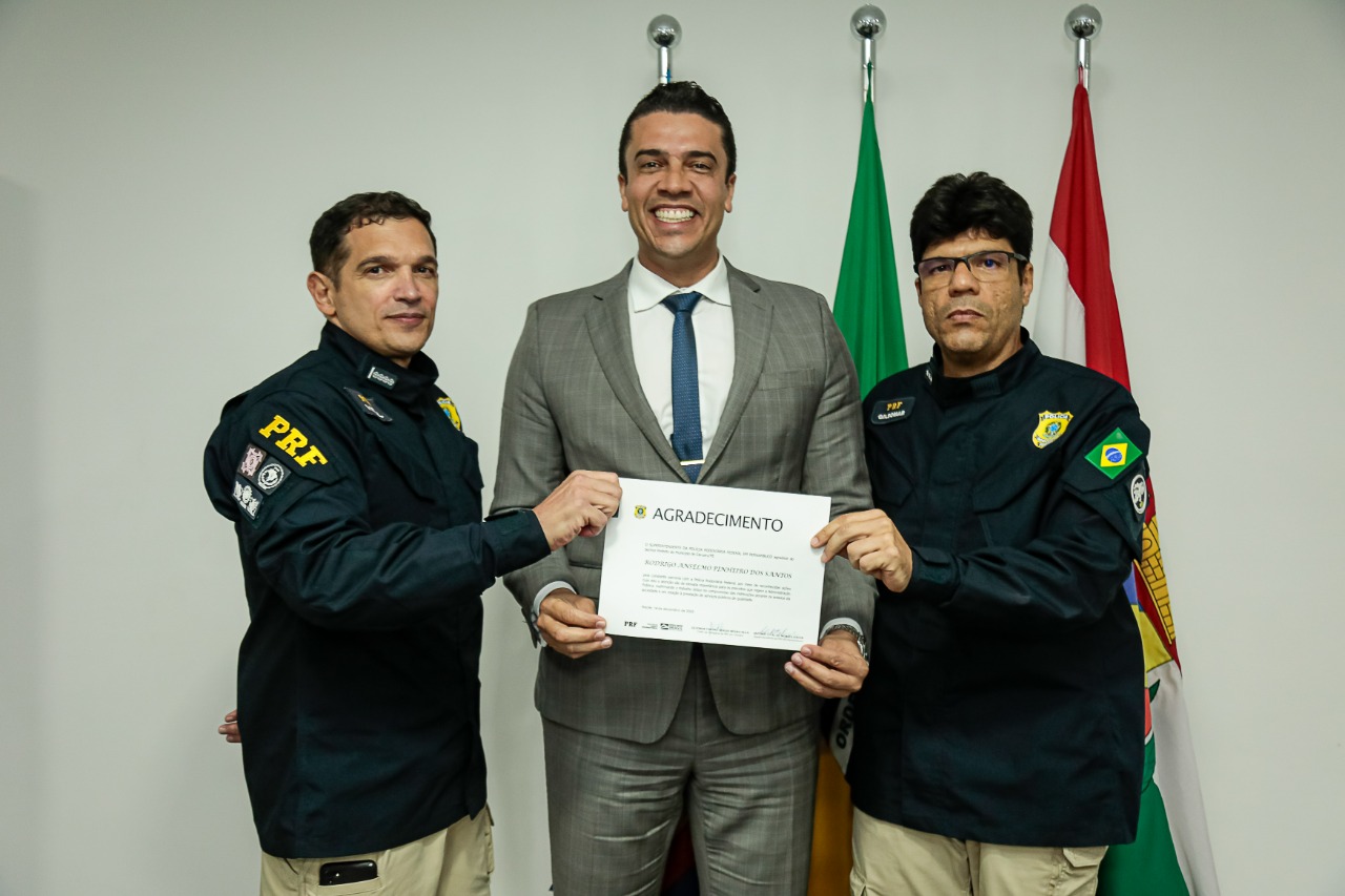 Prefeito de Caruaru recebe homenagem da PRF
