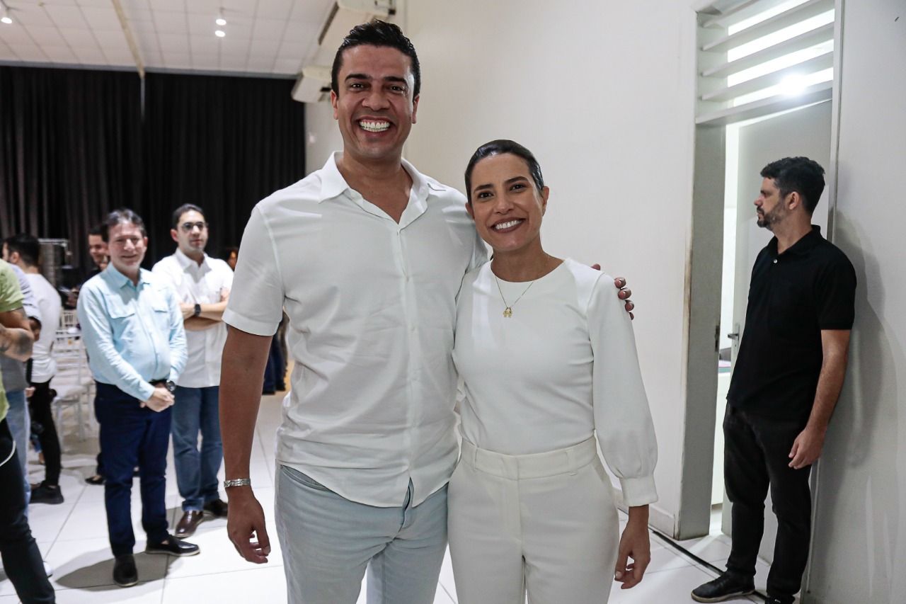Rodrigo Pinheiro marca presença em evento com Raquel 