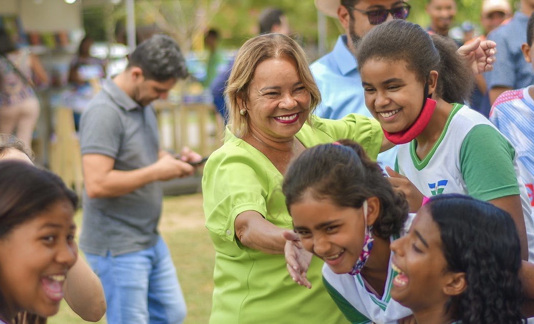 Nadegi abre primeira Feira Literária do município 