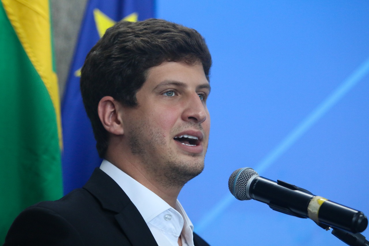 João Campos defende democracia e condena vandalismo