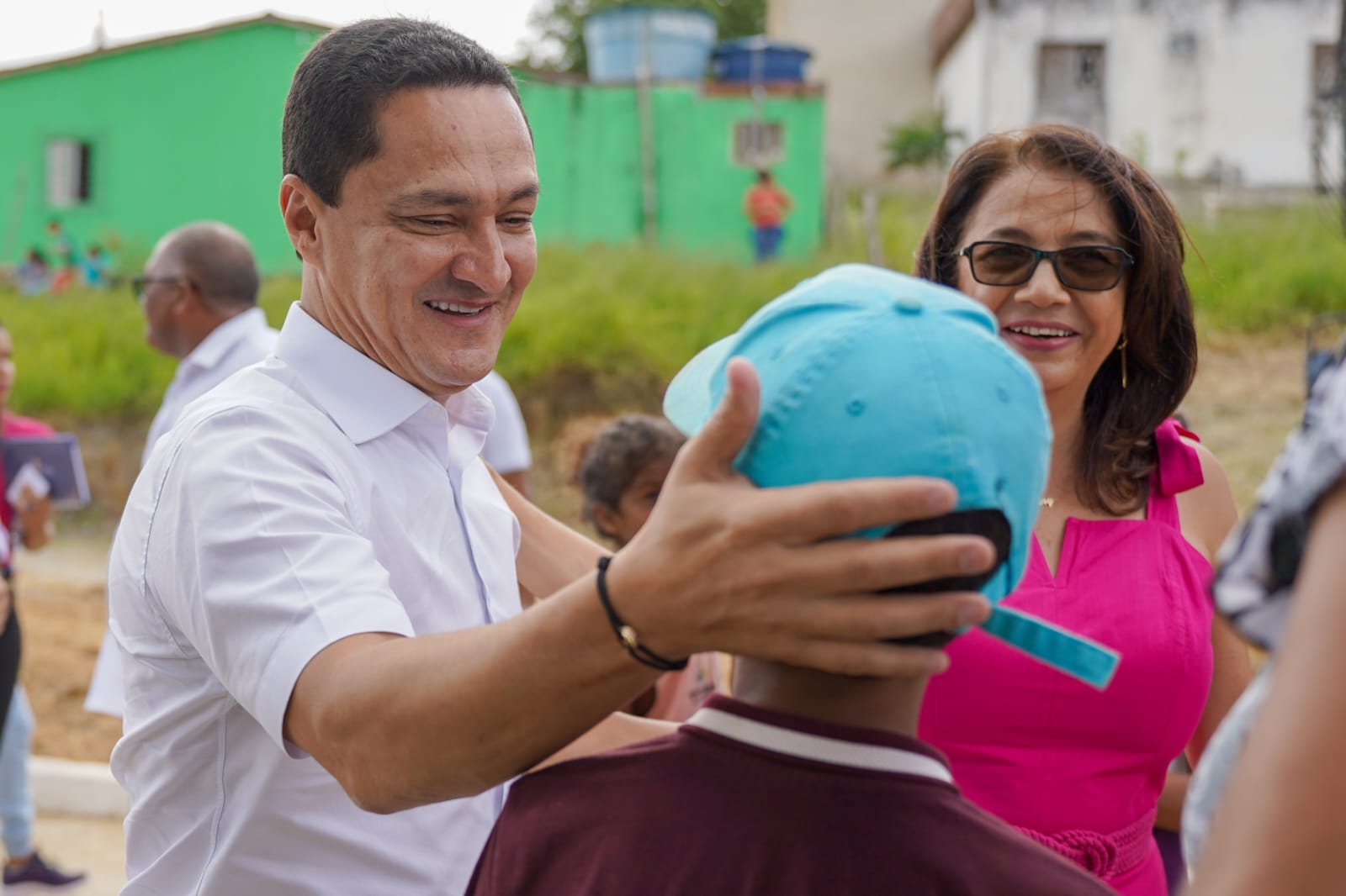 André Ferreira entrega máquina e calçamento em Escada