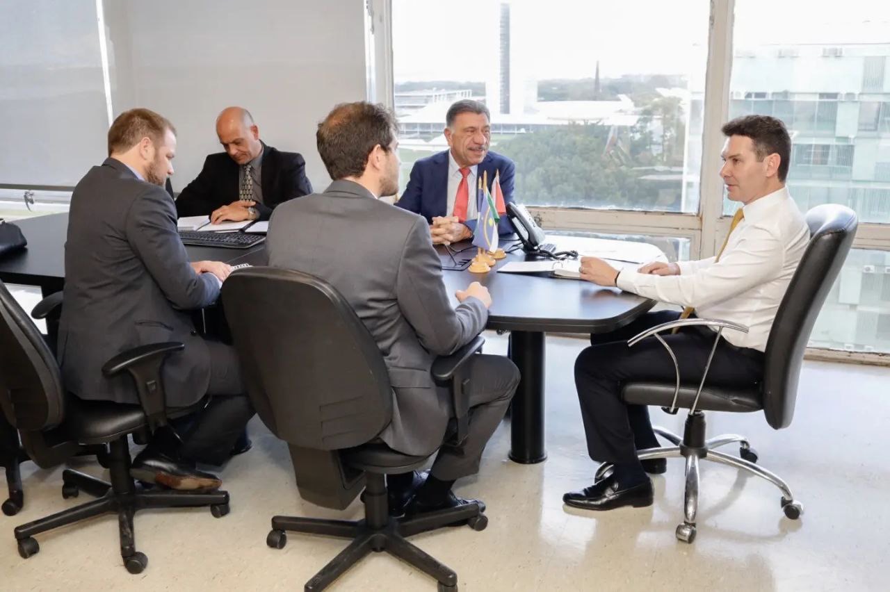 José Patriota discute programas com ministro das Cidades