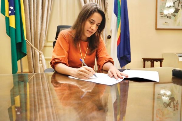 Raquel regulamenta gratificação para profissionais da rede estadual de educação