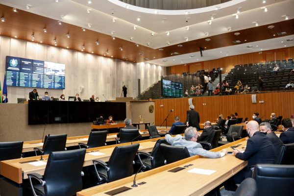 Alepe aprova criação de auxílios-saúde, moradia e alimentação para deputados