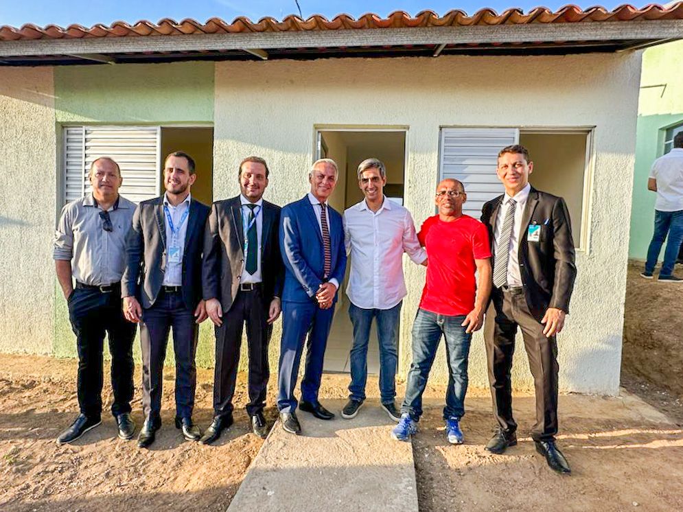 Prefeito de Vitória representa ministro em entrega de casas