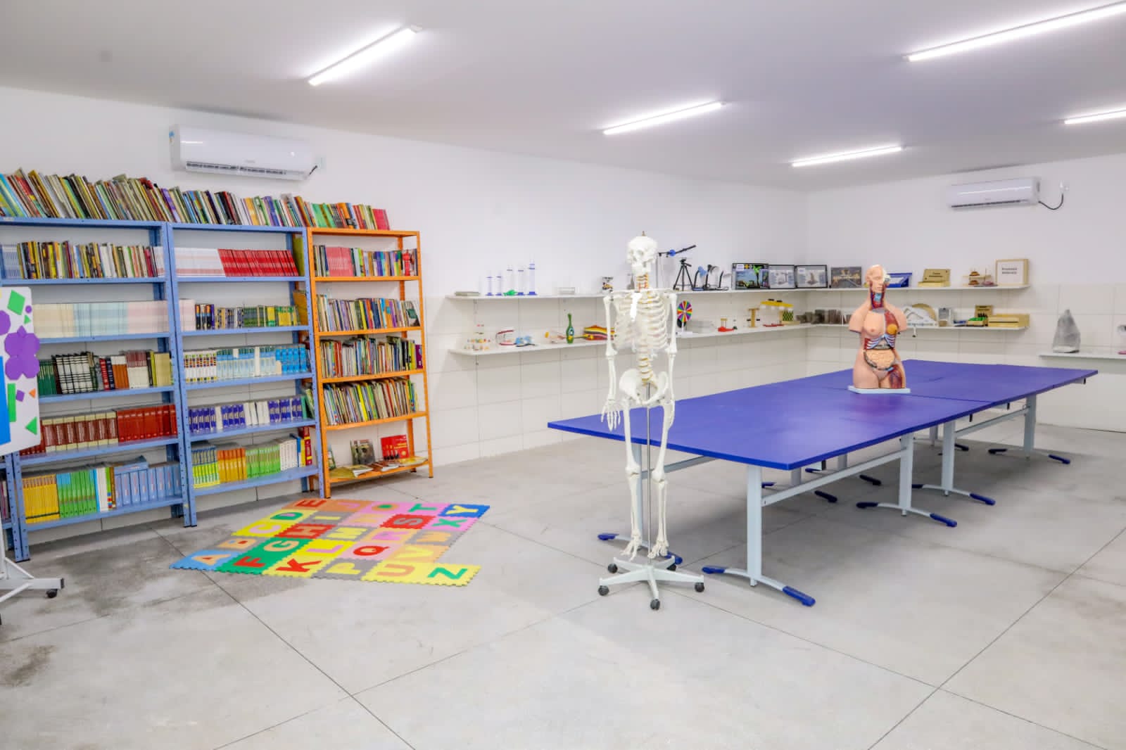 Simão entrega mais uma escola reformada e ampliada em Petrolina