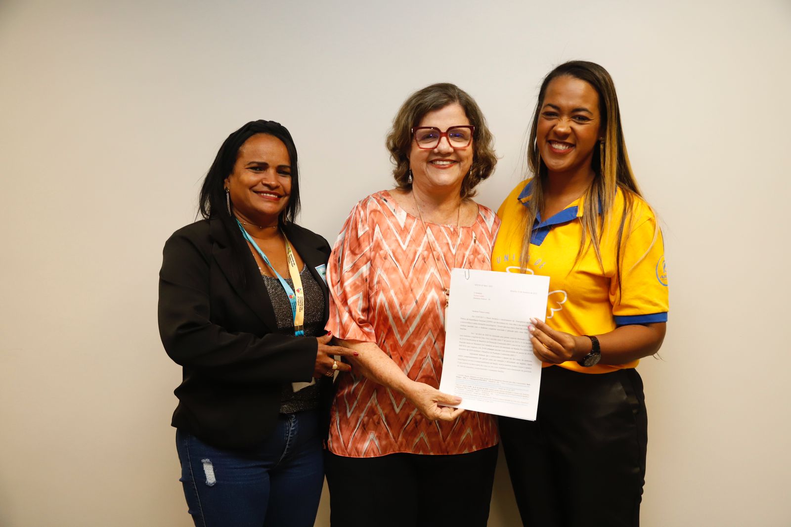 Teresa Leitão recebe mães de crianças com microcefalia