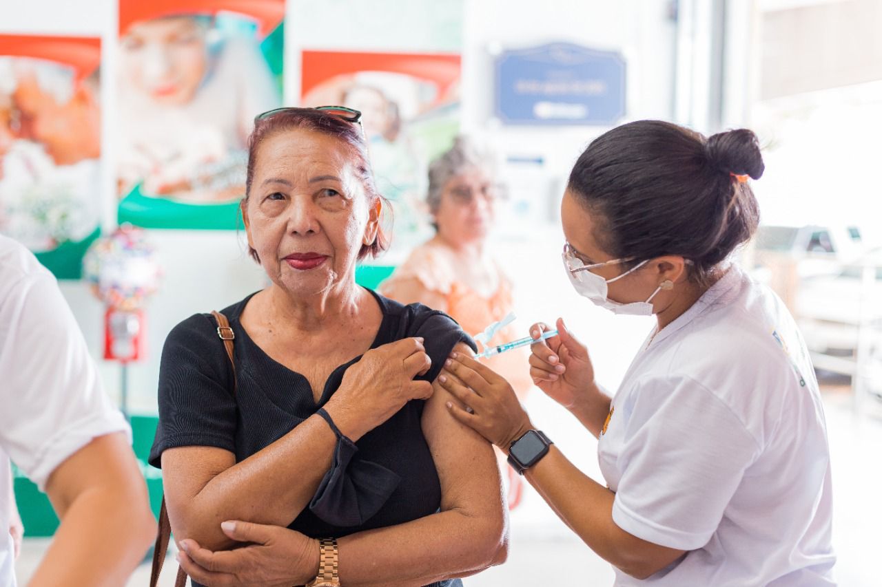 Caruaru recebe lote das novas vacinas bivalentes