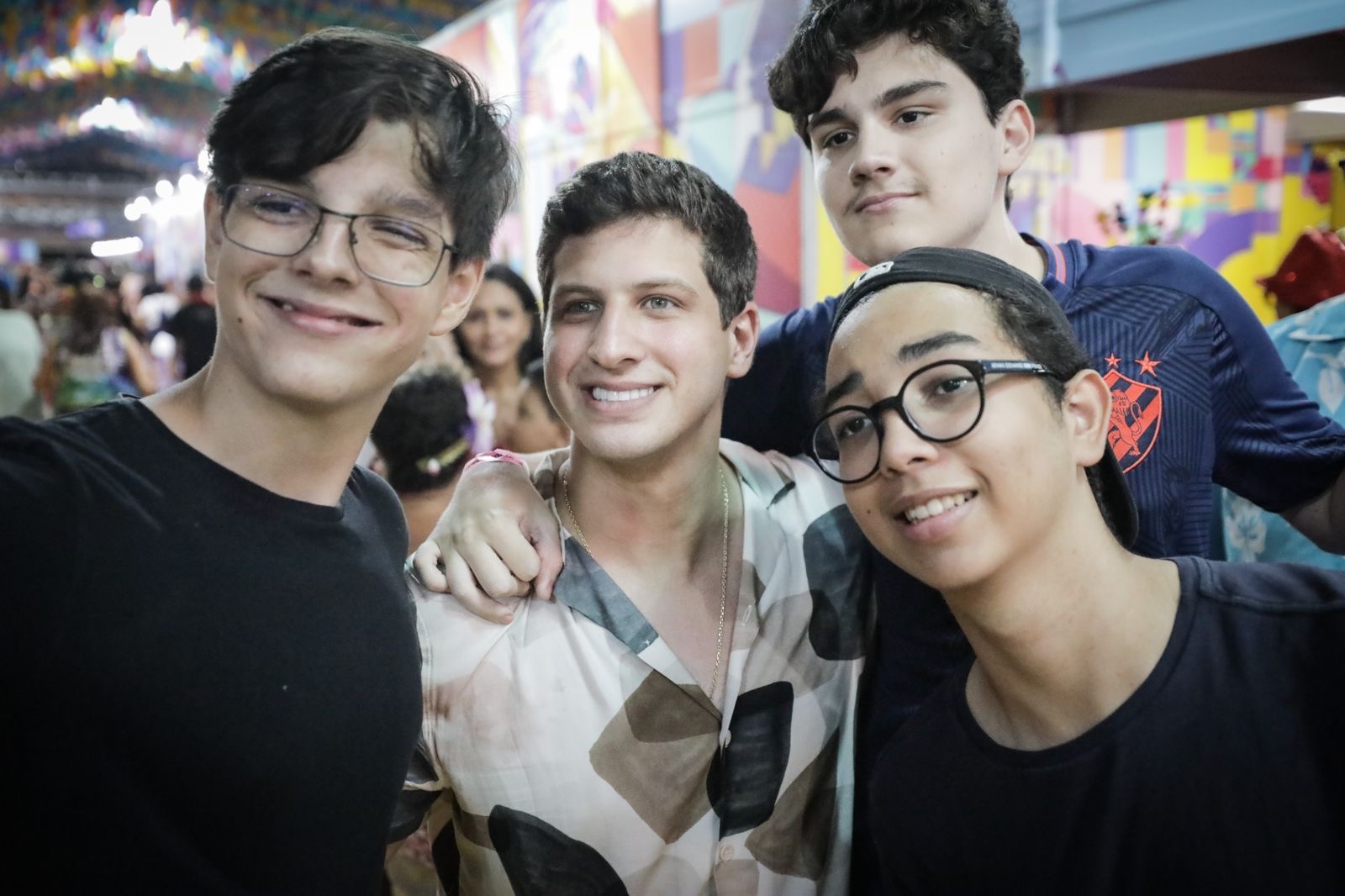 Praça do Arsenal atrai foliões com serviços diversos