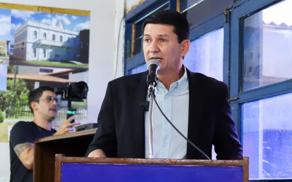 Simão prestigia aula inaugural do curso de Medicina na Facape