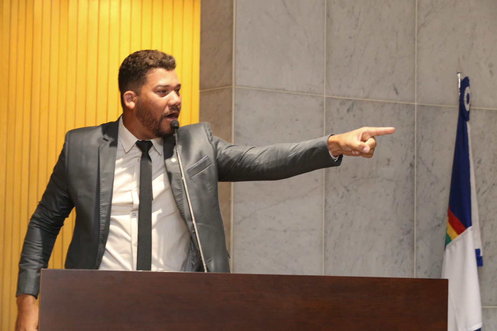 Deputado fratura o braço após cair de cavalo 