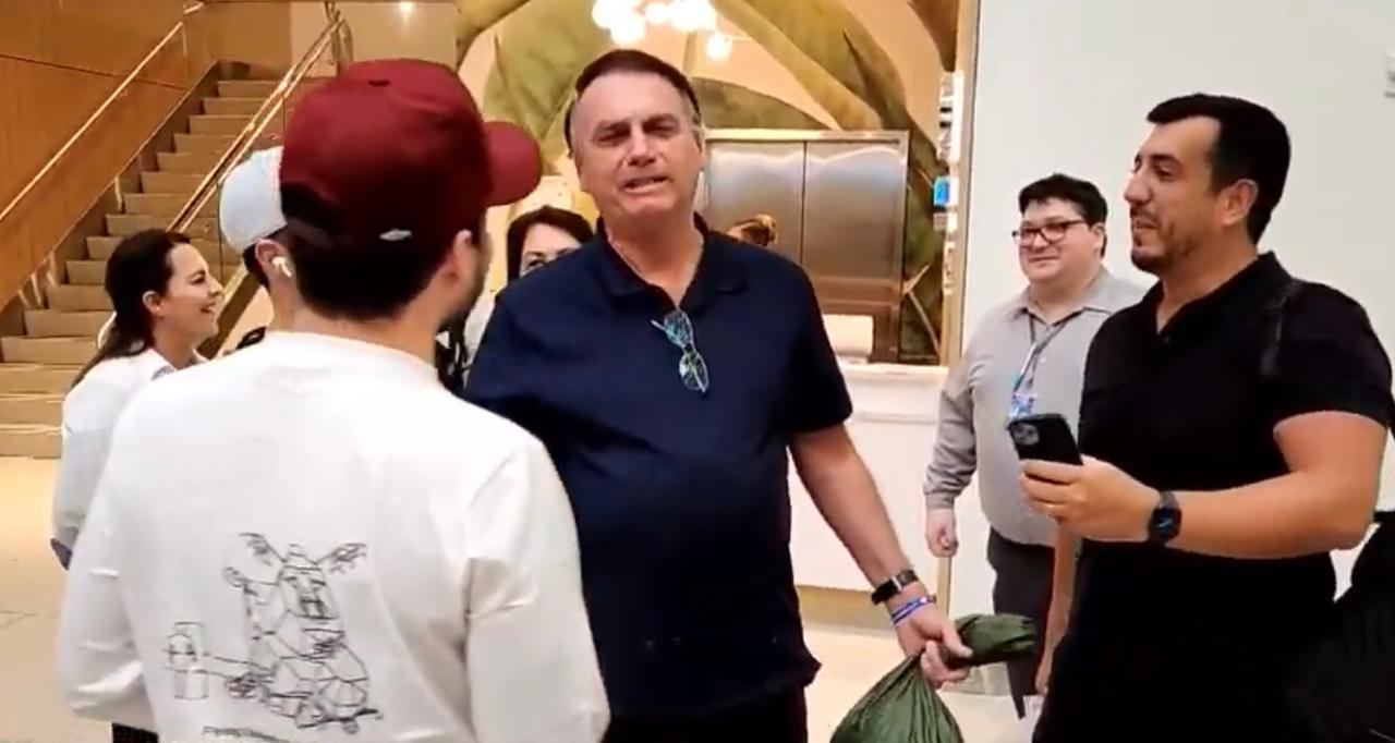 Bolsonaro chega ao Brasil