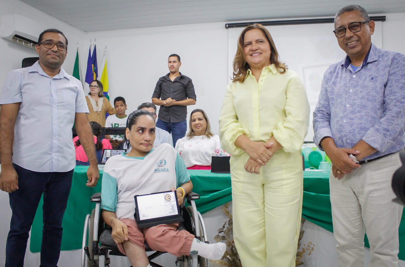 Ipojuca entrega tablets para Educação Especial da Rede de Ensino