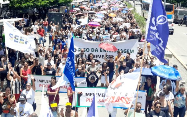 Auxiliares e técnicos de enfermagem continuam greve em Pernambuco