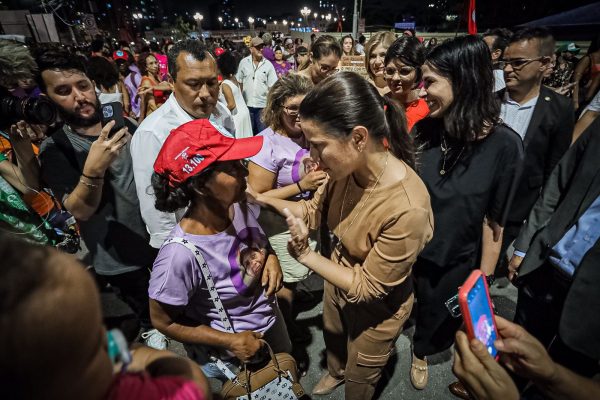 Raquel Lyra recebe mulheres em frente ao Palácio