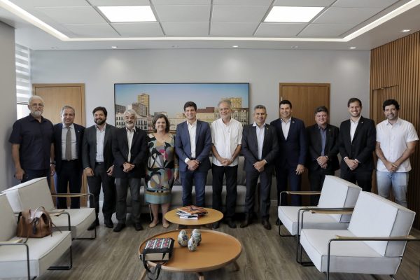 Ao lado de petistas e socialistas, João Campos apresenta novos secretários