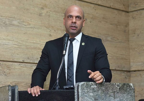 Anderson Correia tem aval do PP para concorrer à Prefeitura de Caruaru, mas decisão depende de Raquel