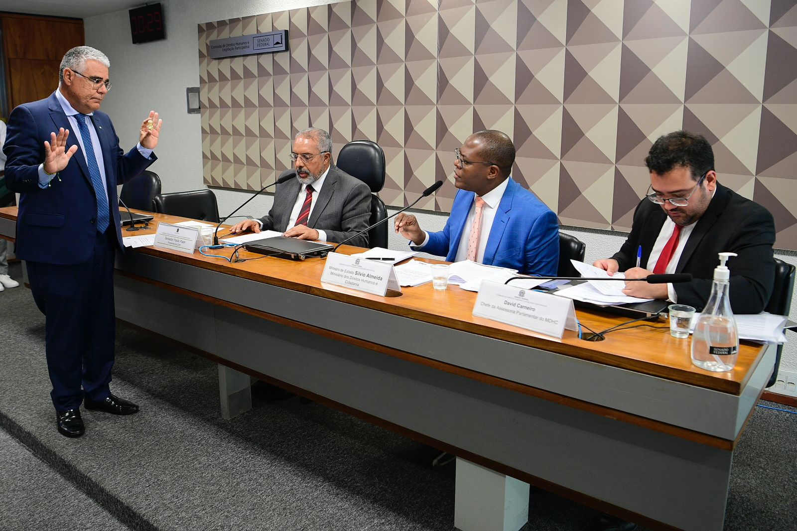 Senador tenta entregar reprodução de feto e irrita ministro