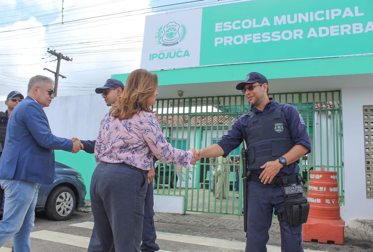 Célia Sales visita escola para assegurar segurança na rede