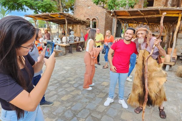 Vila da Galileia encanta público que vai à Paixão de Cristo de Nova Jerusalém