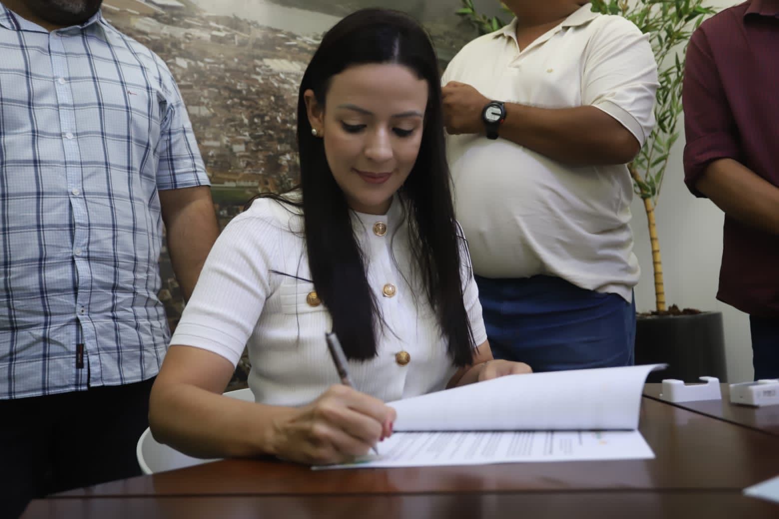 Márcia sanciona lei que concede auxílio transporte aos servidores municipais