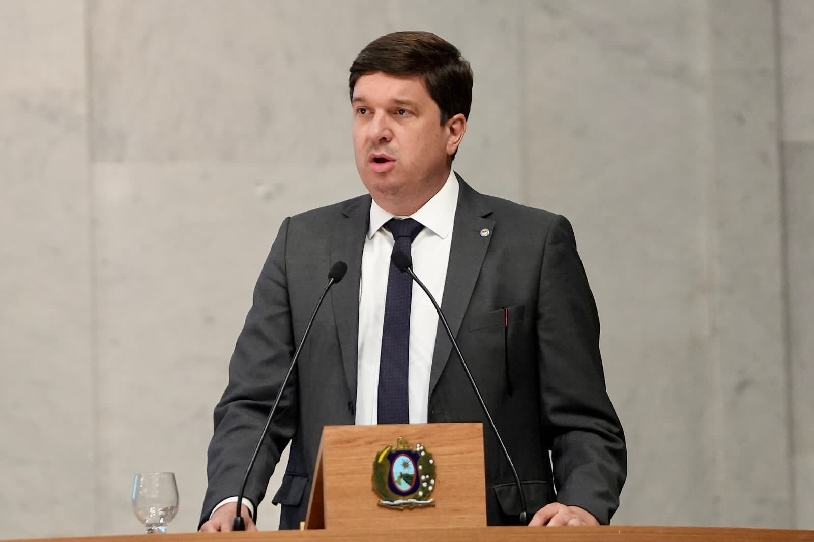 Na tribuna da Alepe, Joãozinho Tenório registra ações do Estado