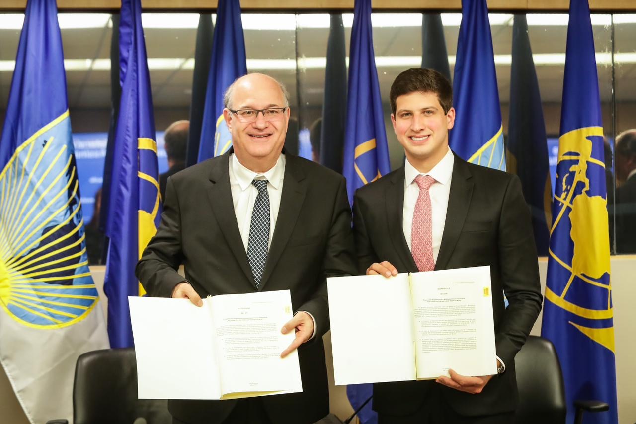 João Campos assina contrato de R$ 2 bilhões em Washington