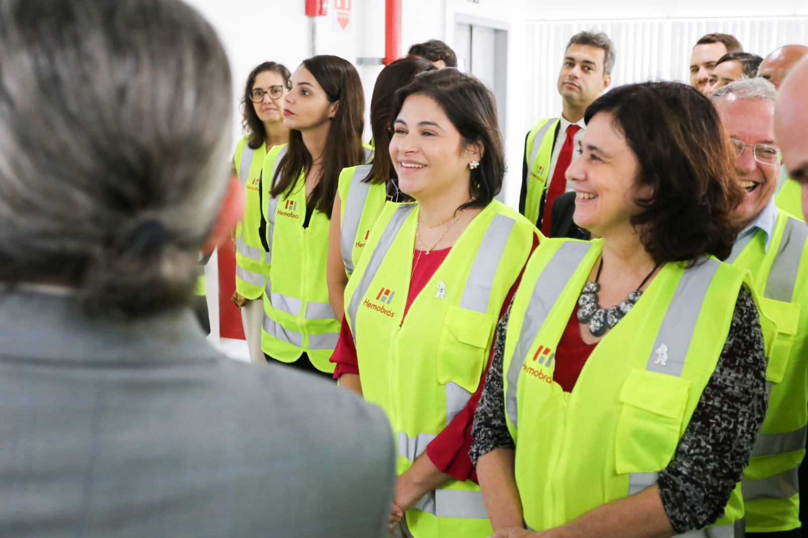Priscila acompanha ministra da Saúde em visita à Hemobrás 