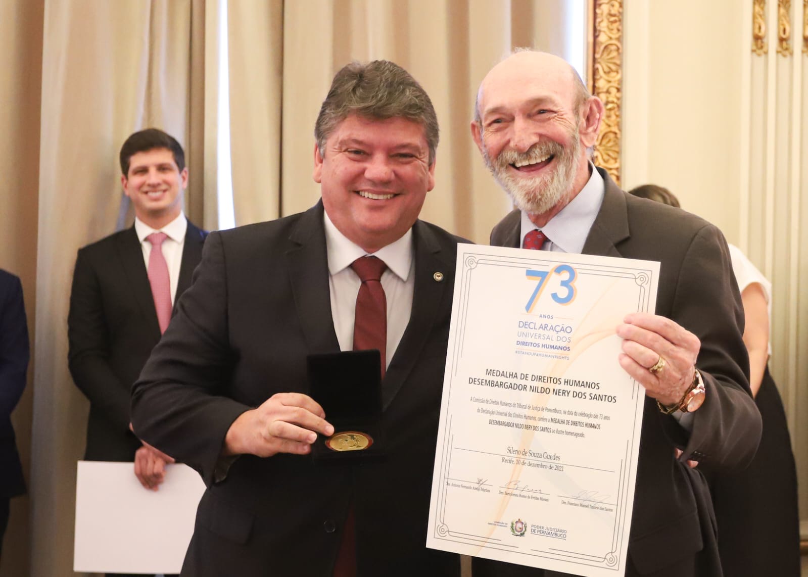 Sileno recebe medalha pelo trabalho em defesa dos direitos humanos