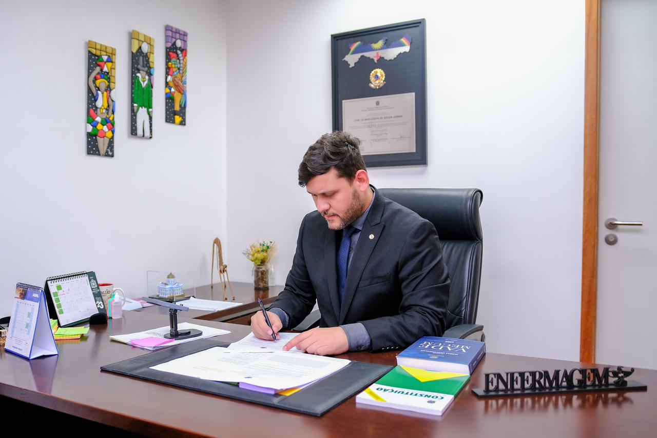 Deputado solicita revogação das demissões em hospital de Olinda