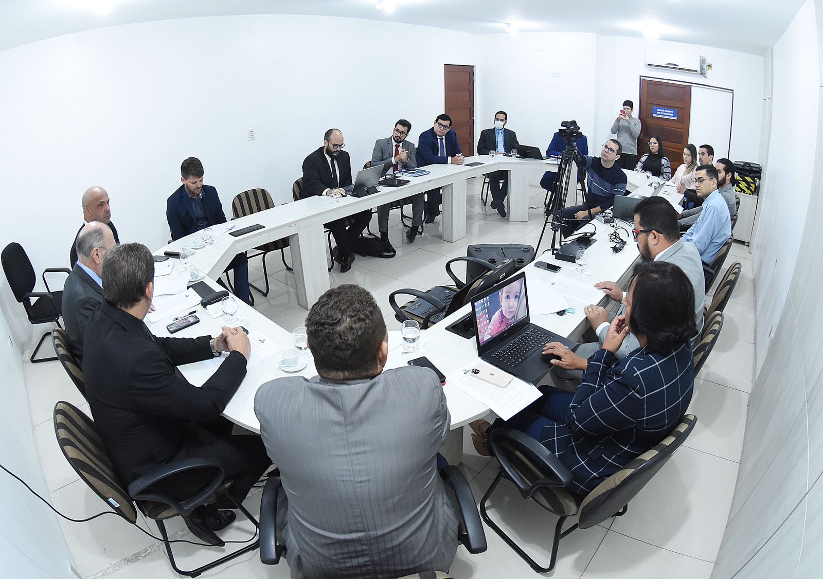 Advogados de Kátia chegam para apresentar defesa em reunião da Câmara