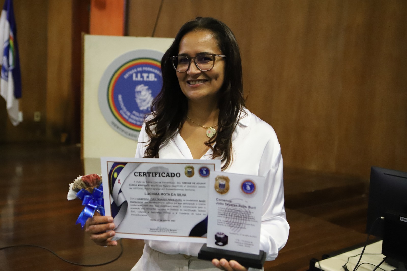 Secretária Lucinha Mota recebe homenagem do IITB
