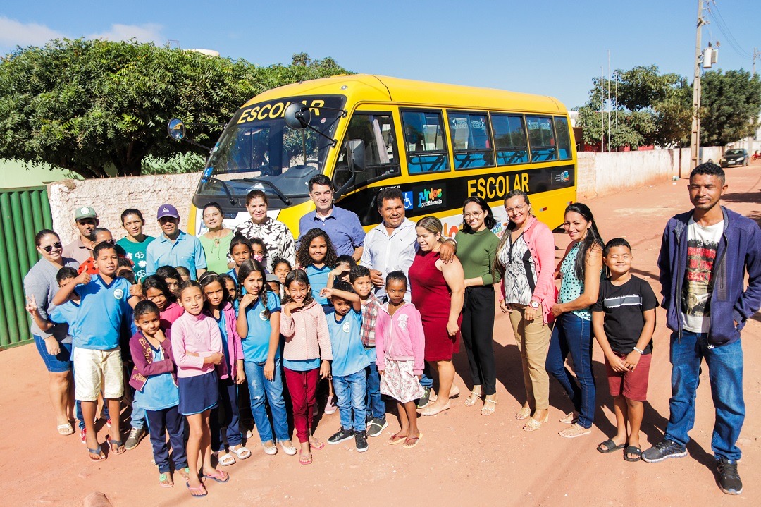 Araripina passa a contar com mais dois novos ônibus escolares 