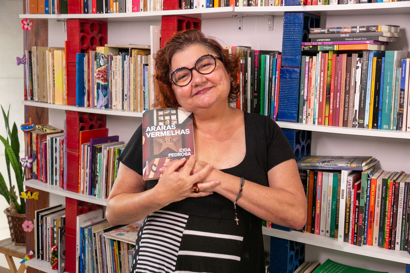 Cida Pedrosa recebe Prêmio APCA de Literatura nesta segunda (17)