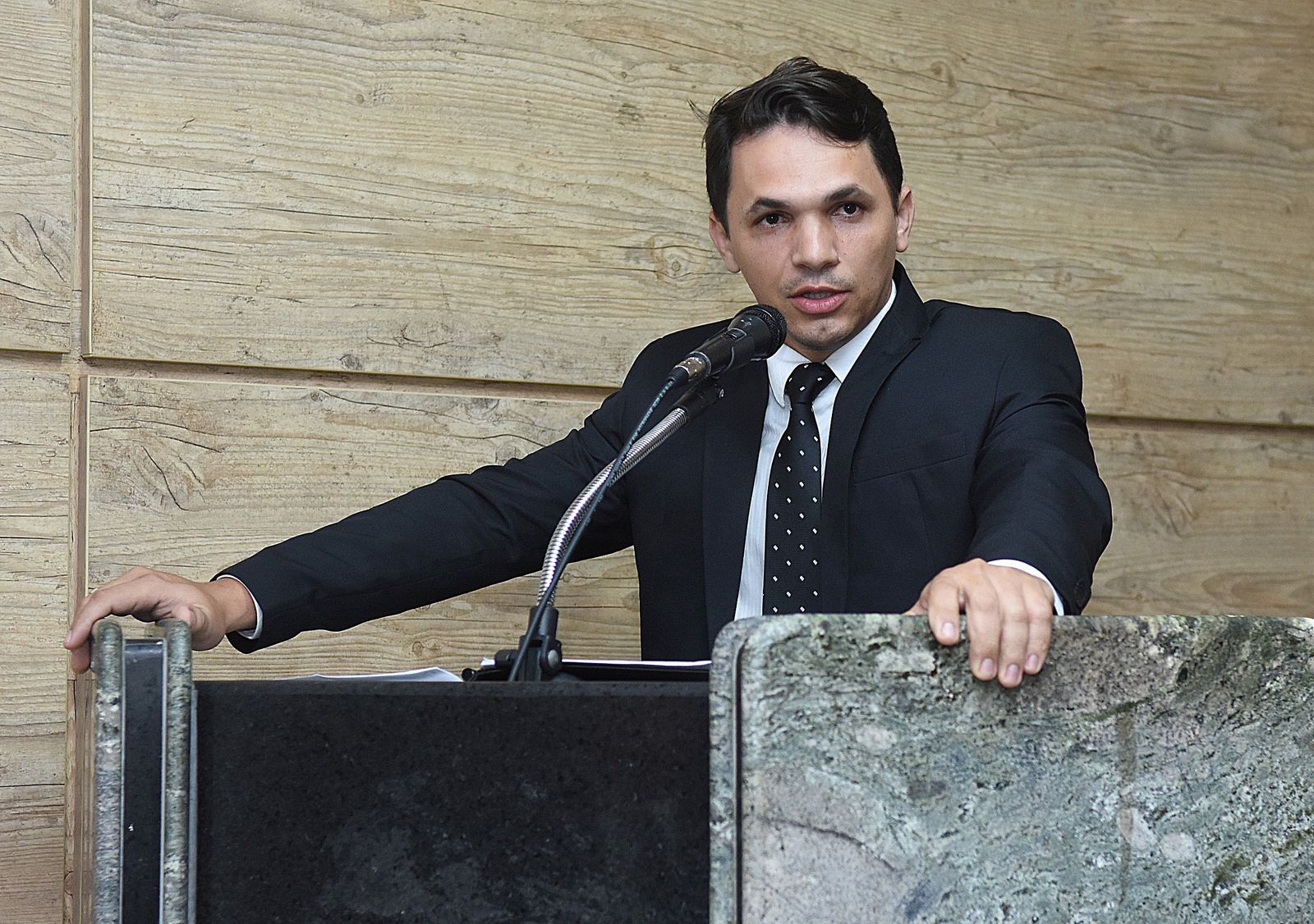 Vereador de Caruaru é comunicado de afastamento 