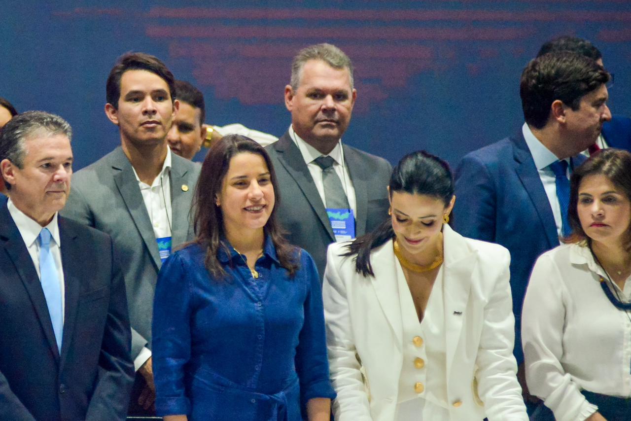 Ao lado de governadora, France Hacker participa da abertura do 6º Congresso da Amupe 