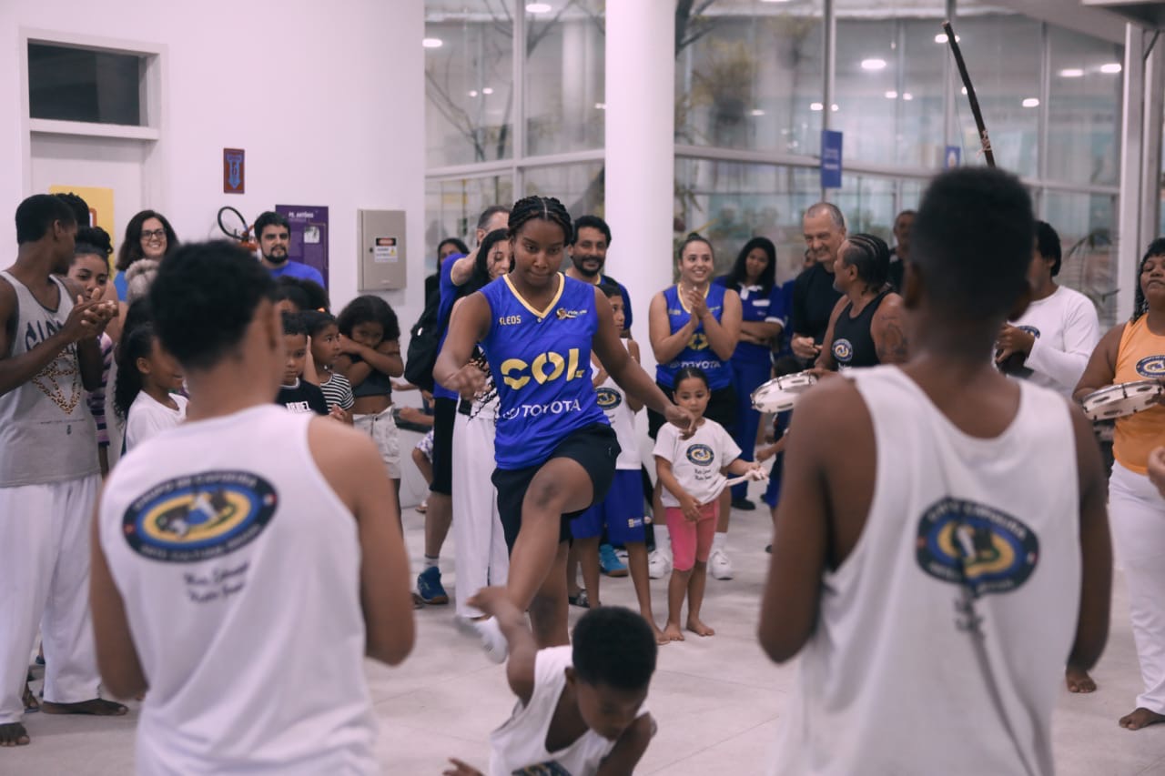 Jogadoras da seleção de vôlei da Colômbia visitam Compaz Dom Hélder Câmara