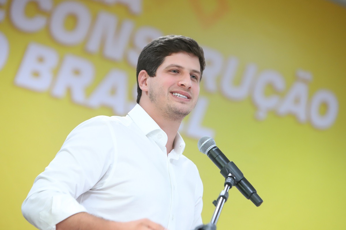 Revista Veja destaca favoritismo de João Campos em 2024