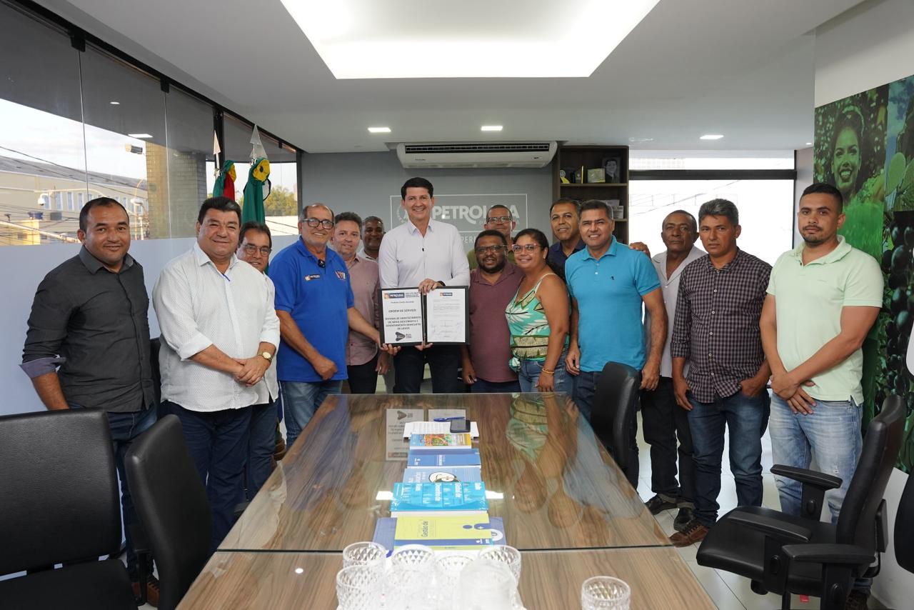 Simão anuncia obra de adutora que atenderá comunidades de Petrolina 