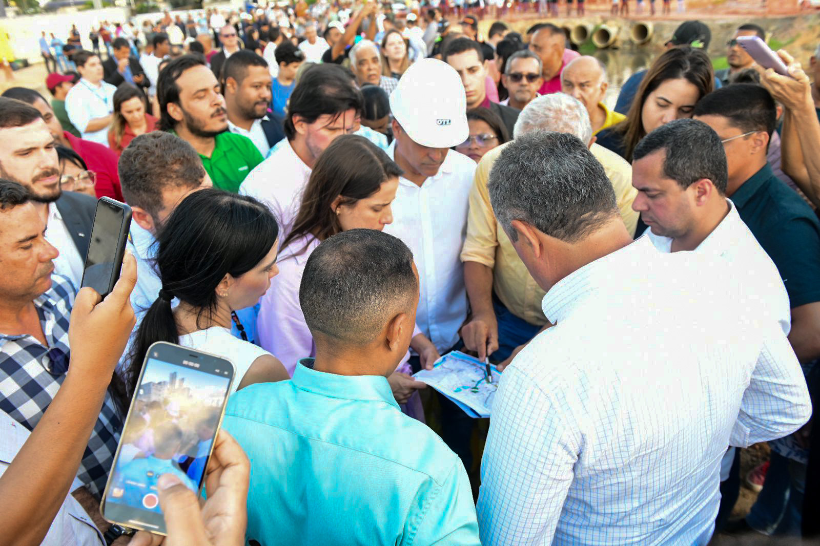 Raquel visita obras do Canal do Fragoso com ministro da Casa Civil