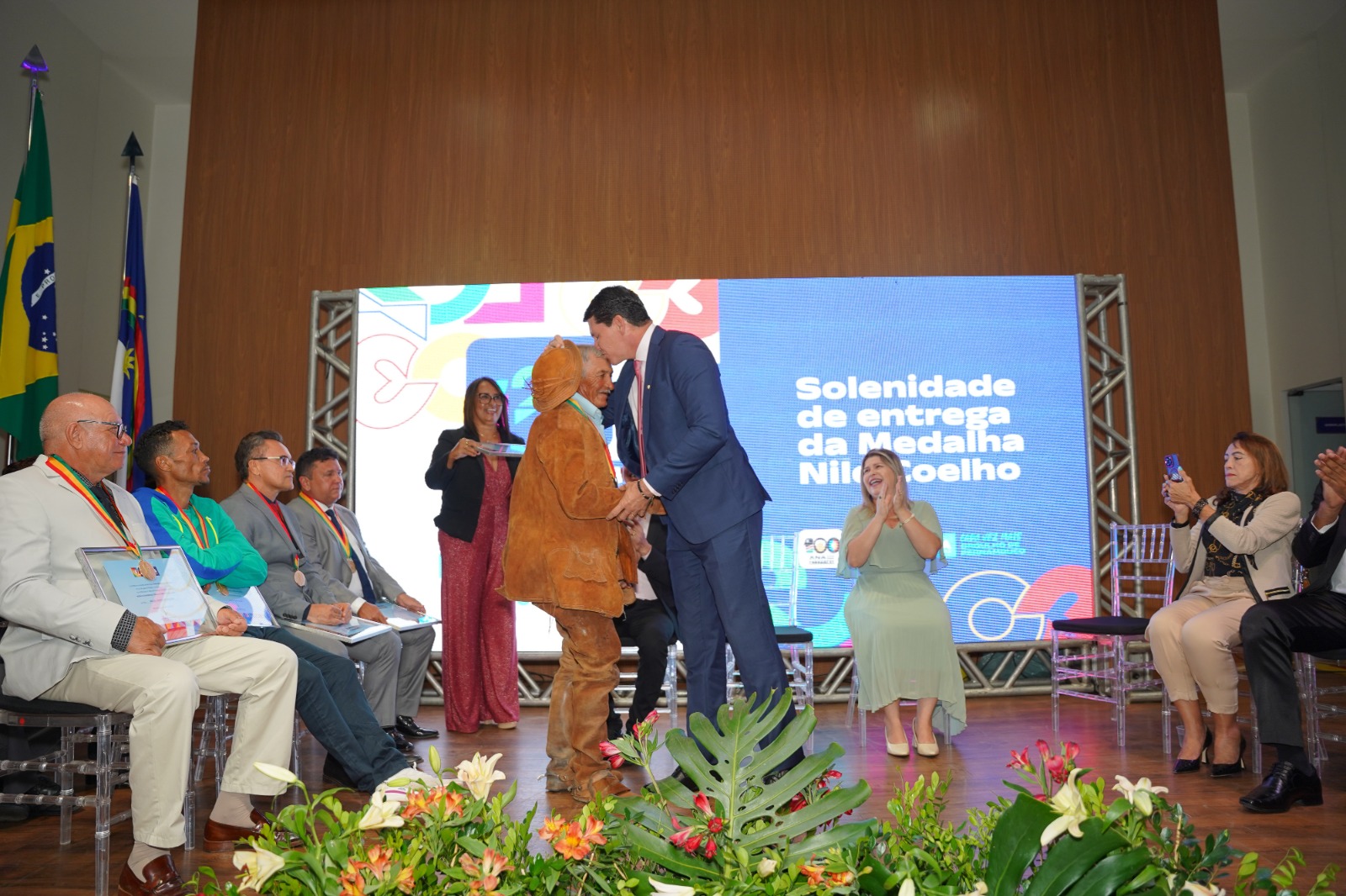 Simão concede medalha Senador Nilo Coelho a personalidades de Petrolina